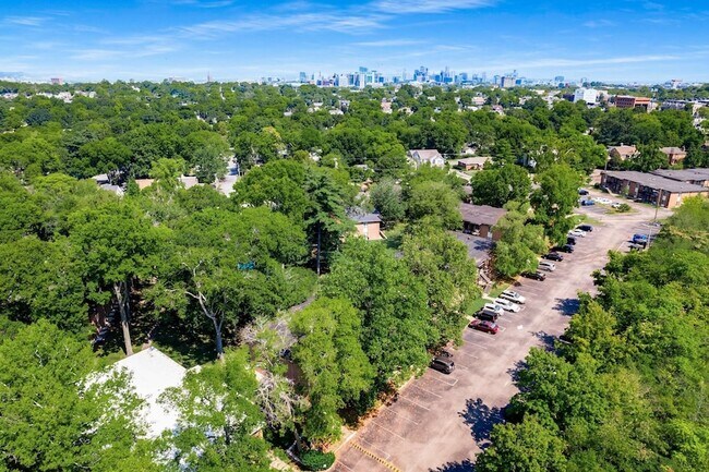 Building Photo - 2601 Hillsboro Pike