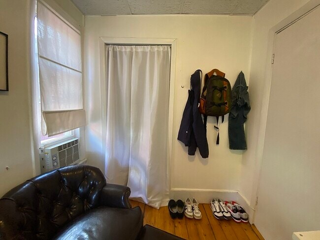 Building Photo - 496 Sumner St