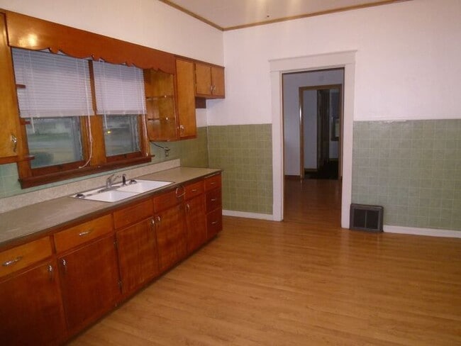 Building Photo - 3 Bedroom Home with Washer/Dryer Hook up