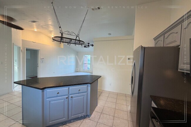 Building Photo - Lovely 3 Bed 2 Bath Brick Home Just Minutes from the Beach!