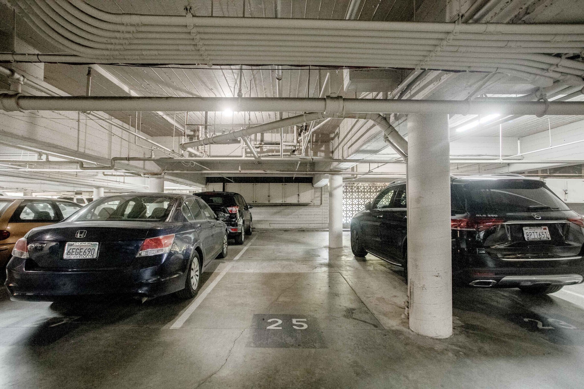 Parking - 7560 Hollywood Blvd