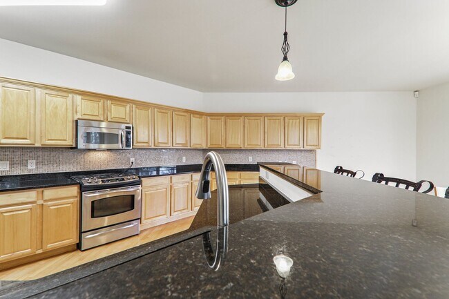 Building Photo - 9621 Shadow Wood Dr