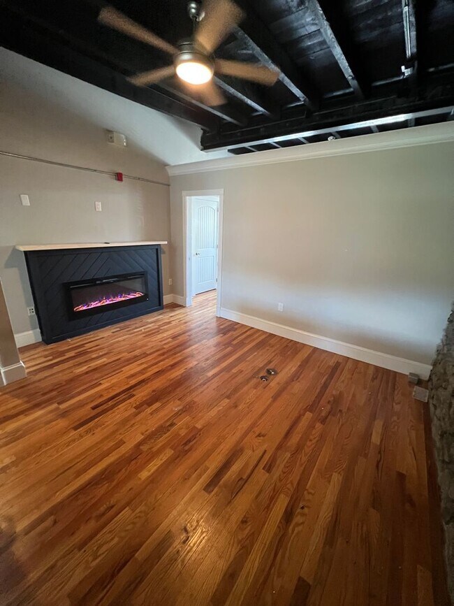 Building Photo - 4352 Main St