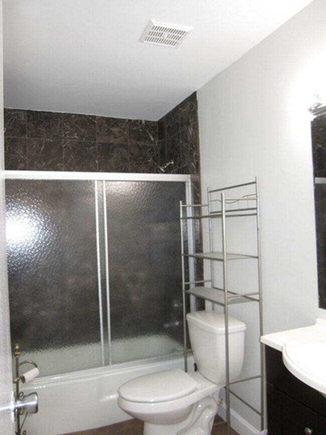 Building Photo - Spacious 2 Bedroom