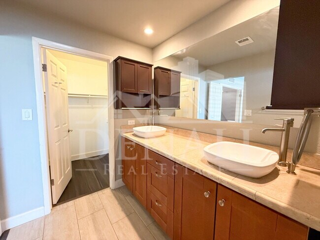 Building Photo - 811 E Chilton Dr