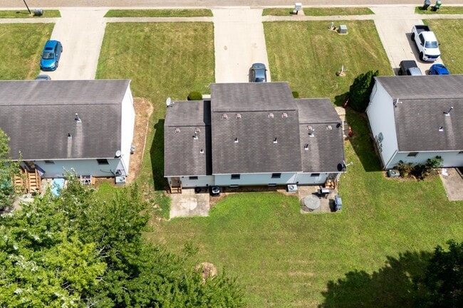 Building Photo - Three bedroom duplex