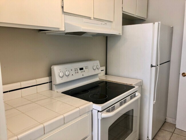 Building Photo - $1,350 Marks & Shaw 2 Bedroom Townhouse, c...