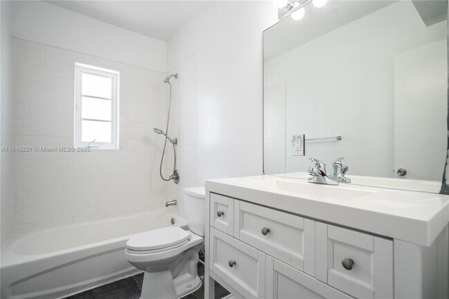 Building Photo - 1007 Bay Dr