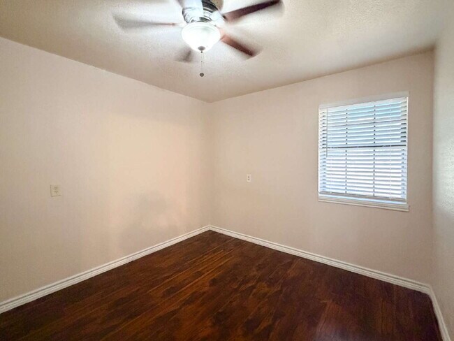 Building Photo - Beautiful 6 bed, 2 bath home in Burleson!