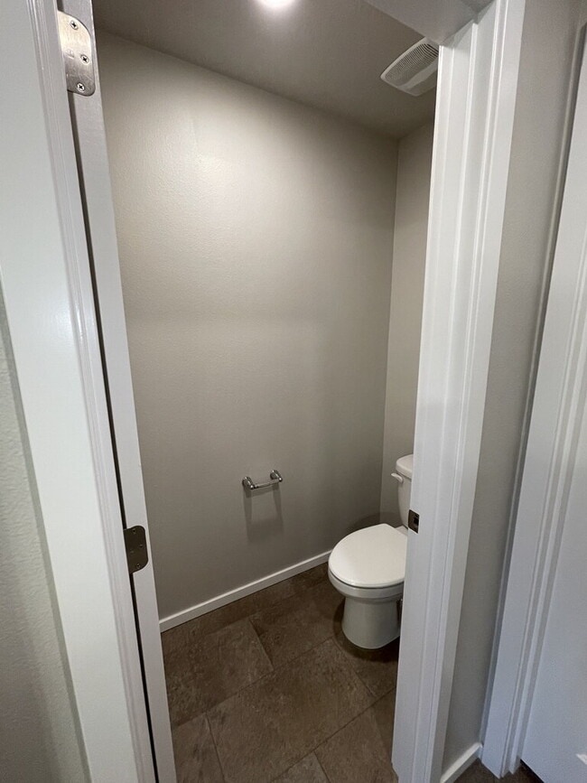 Building Photo - 3 Bedroom / 2.5 Bathroom Townhome - Near Bethany & PCC