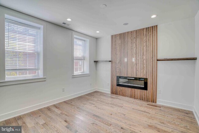 Building Photo - 2832 Edgemont St