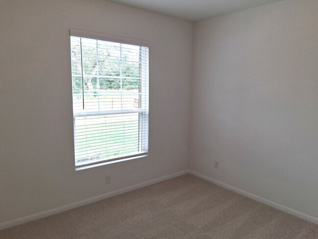 Building Photo - 253 Villars Dr
