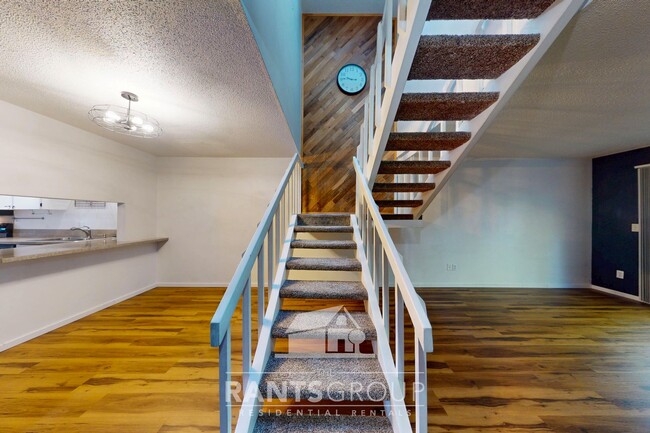 Building Photo - Lovely and spacious townhouse with a 1-car...