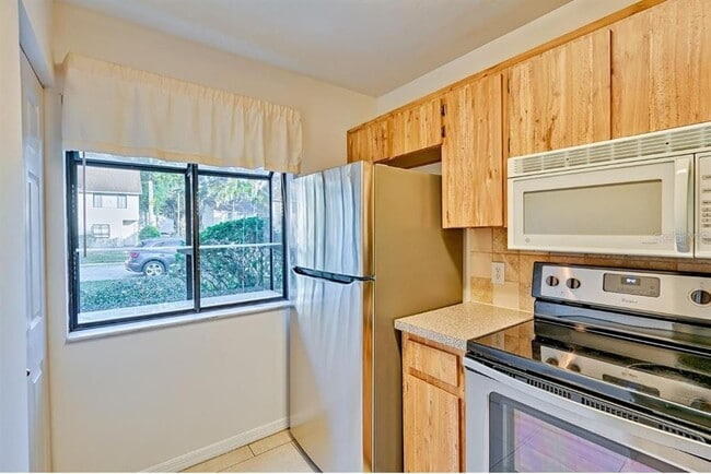 Building Photo - 6137 SW 8th Ln