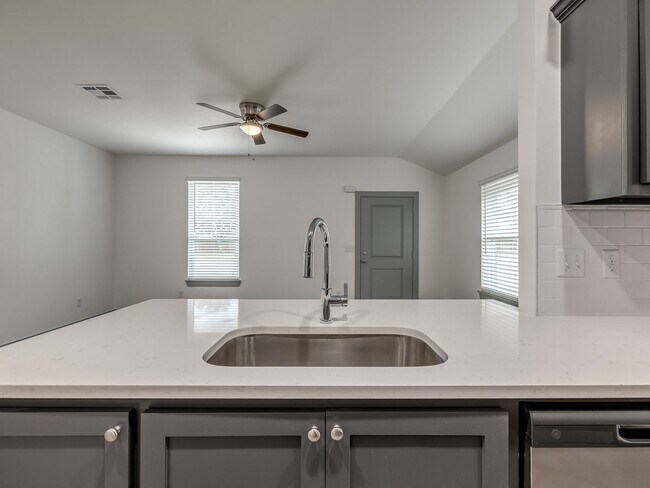 Building Photo - Beautiful New 3-Bed Duplex – Pet Friendly