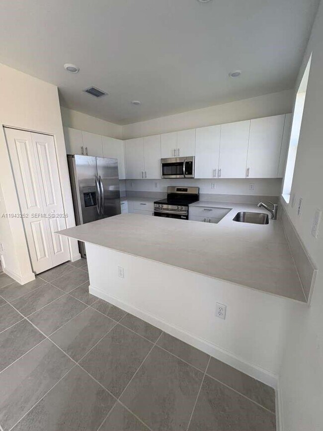 Building Photo - 2708 SE 26th Ave