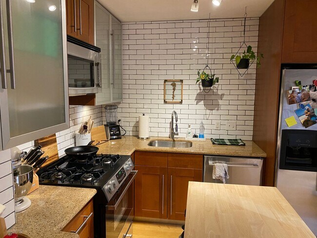Building Photo - Immaculate end unit townhome in Raleigh's most desirable neighborhood - THE Five Points!