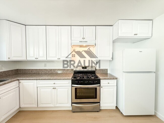 Building Photo - 13129 Oxnard St