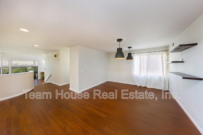 Building Photo - 5845 S Mansfield Ave