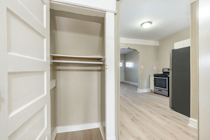 Building Photo - 3864 W Girard Ave