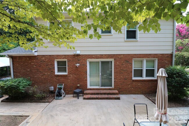Building Photo - 5410 Londonderry Rd