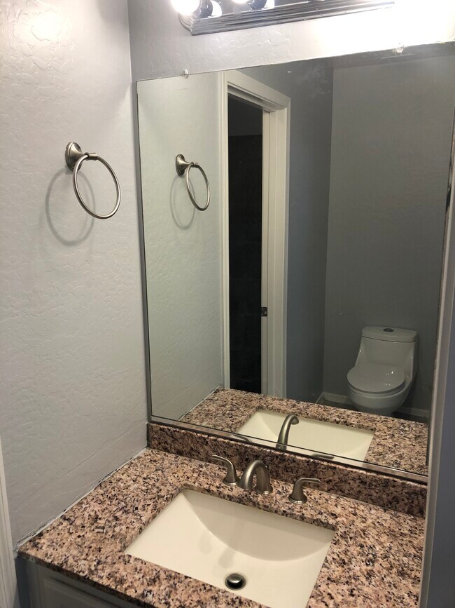 Building Photo - 11818 W Sunnyside Dr