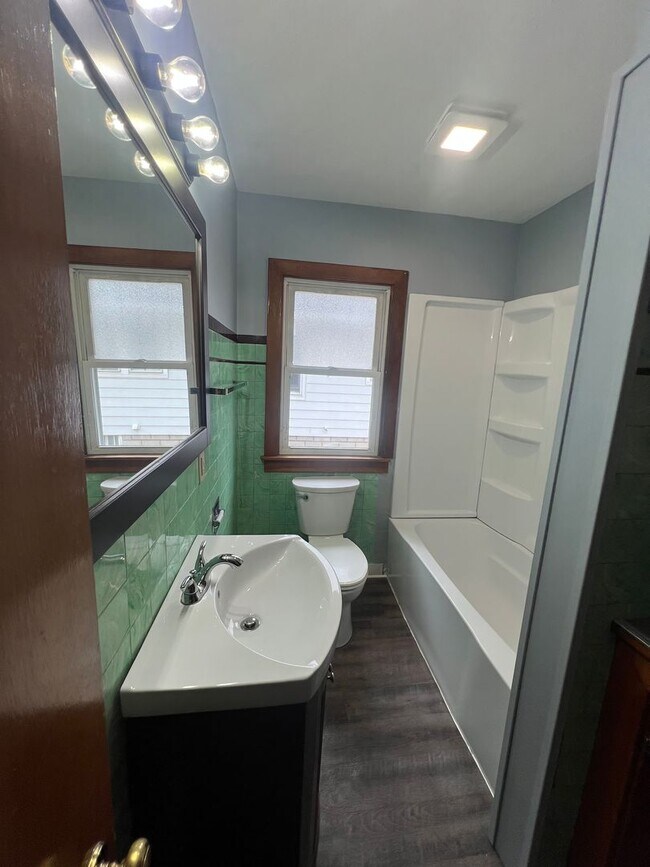 Building Photo - Spacious 2 bedroom home!