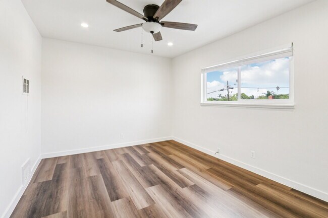 Building Photo - 1 bed 1 bath with pool and laundry!