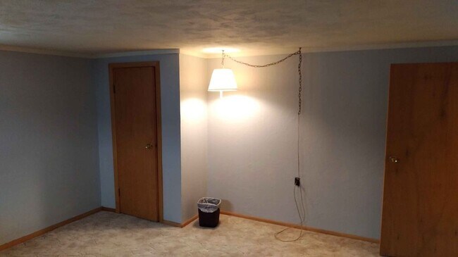 huge basement bedroom - 804 7th Ave SE