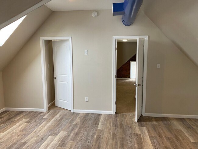 Building Photo - 235-2 Lexington Ave – The Treehouse Apartm...