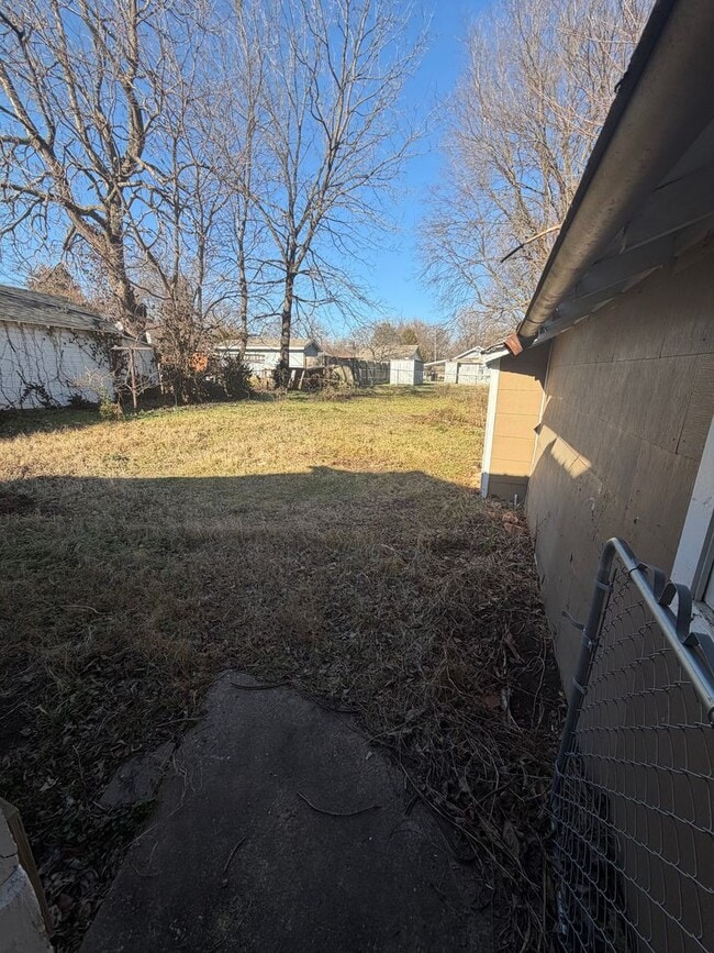 Building Photo - 1807 W Lincoln St