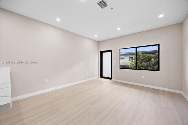 Building Photo - 630 NE 166th St