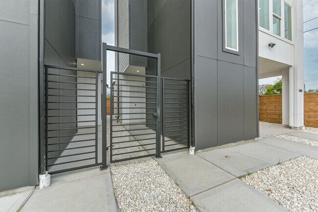 Building Photo - 3808 Ennis St