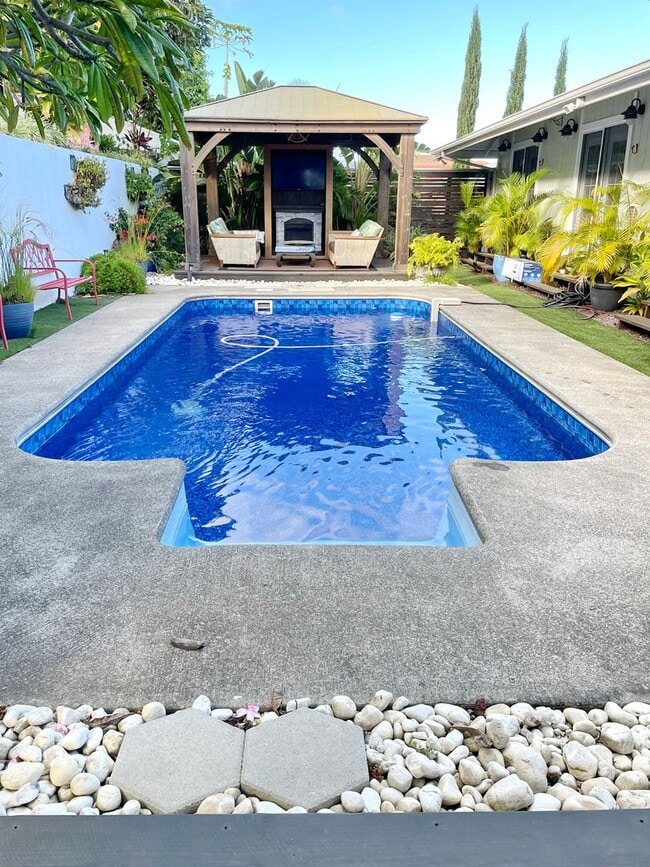 Building Photo - Wailuku Heights Executive Style 3Bed/2Bath Furnished Upstairs Home - Pool w/ cabanas - Most Utili...