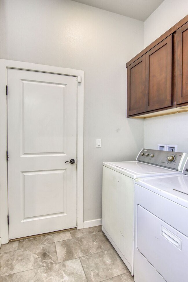 Building Photo - Beautiful East side House with 4 bed-2 baths