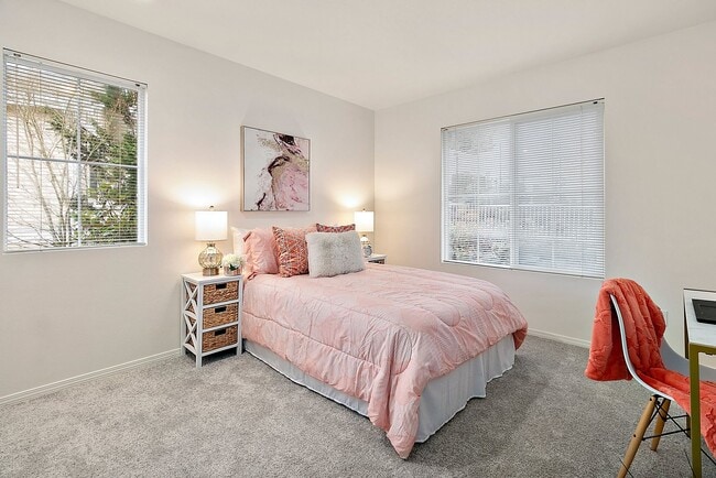 Building Photo - 3bd/2.5ba Bellevue Condo