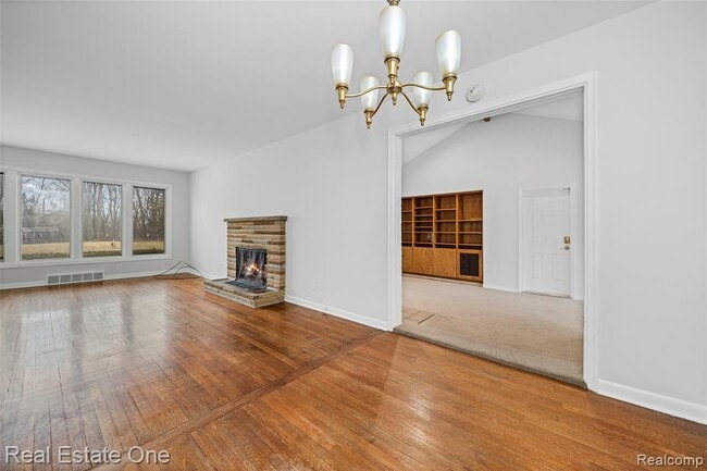 Building Photo - 2360 Pine View Dr