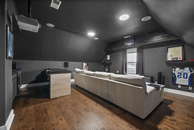 Building Photo - 832 Jersey Dr