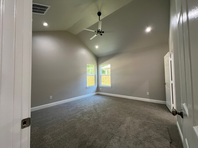 Building Photo - 823 Edgar St