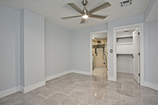 Main bedroom - 400 E Colonial Dr