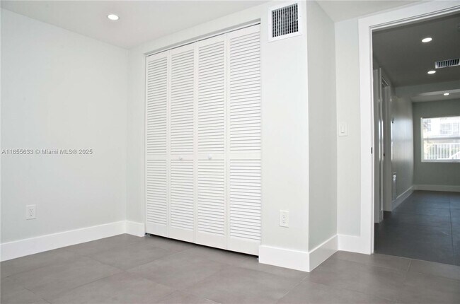 Building Photo - 4051 N Ocean Dr