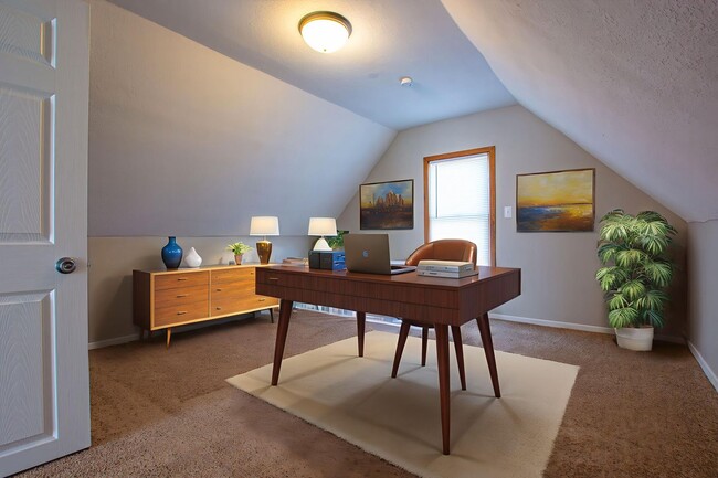 Building Photo - Spacious and CLEAN 2 Bedroom / 1 Bath Home...
