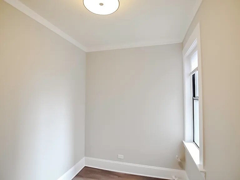 Building Photo - 827 W Lakeside Pl