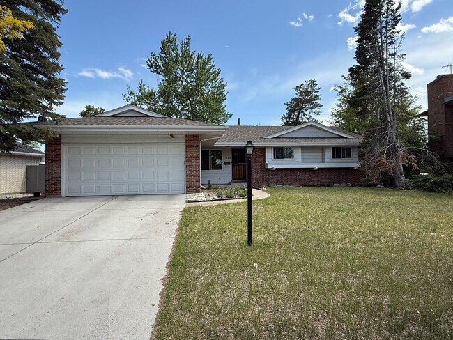 Building Photo - Spacious 6 bedroom home with 3 non conform...