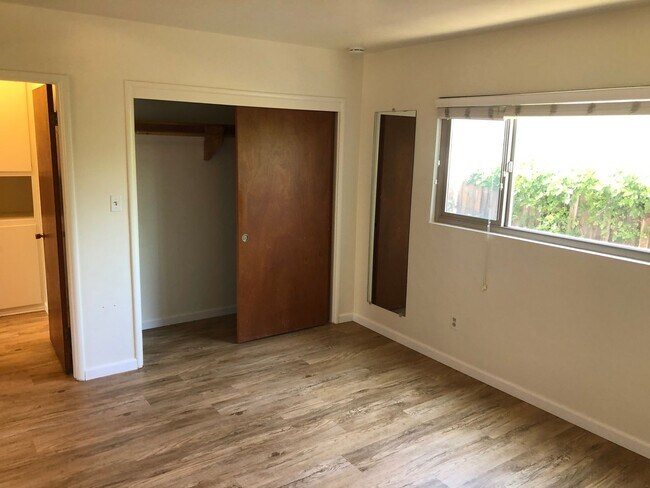 Building Photo - Apartment across the street from liberty s...