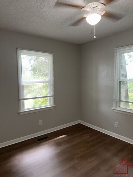 Building Photo - 712 Bronson St