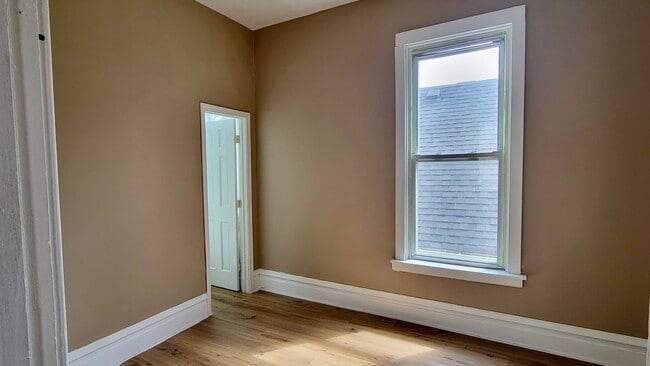 Building Photo - 2155 N Kilbourn Ave