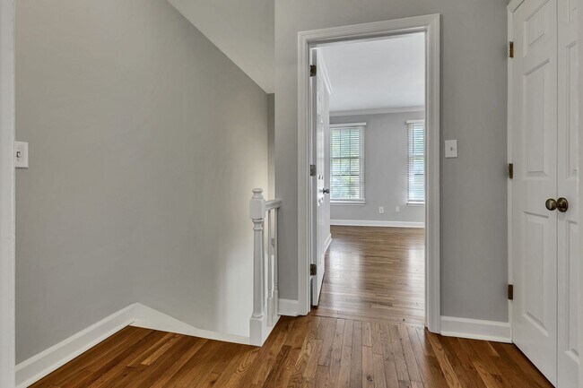 Building Photo - Amazing 2BE/2.5BA duplex in the heart of Belmont & Hillsboro Village!