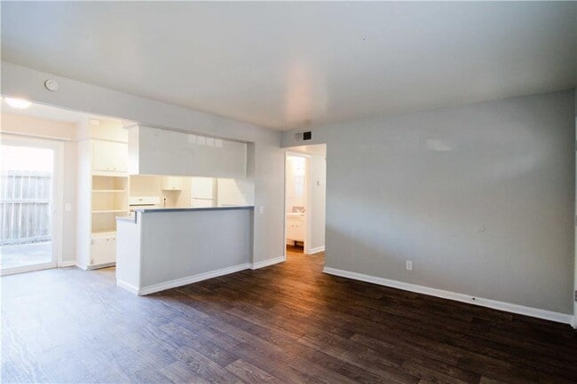 Building Photo - 2506 Manor Cir