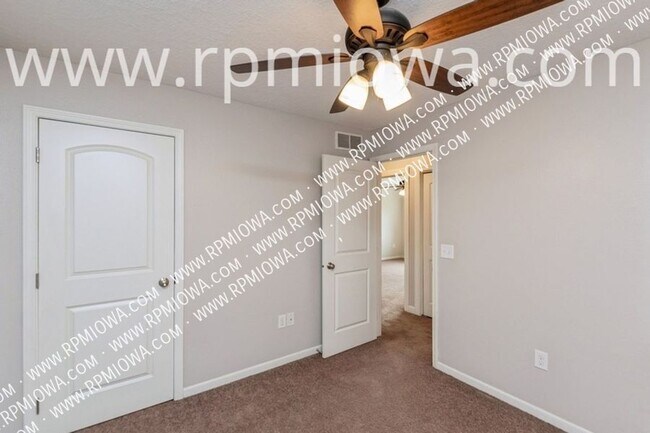 Building Photo - 5016 NE Innsbruck Dr